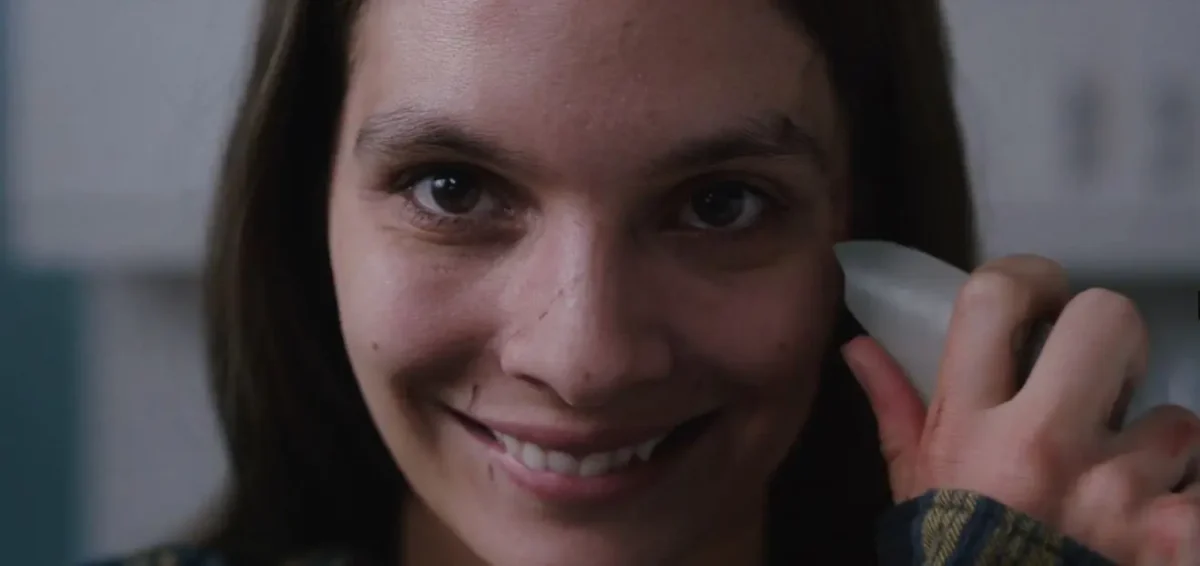 Sorria (2022) é bom? Saiba se vale a pena assistir ao filme de terror no streaming
